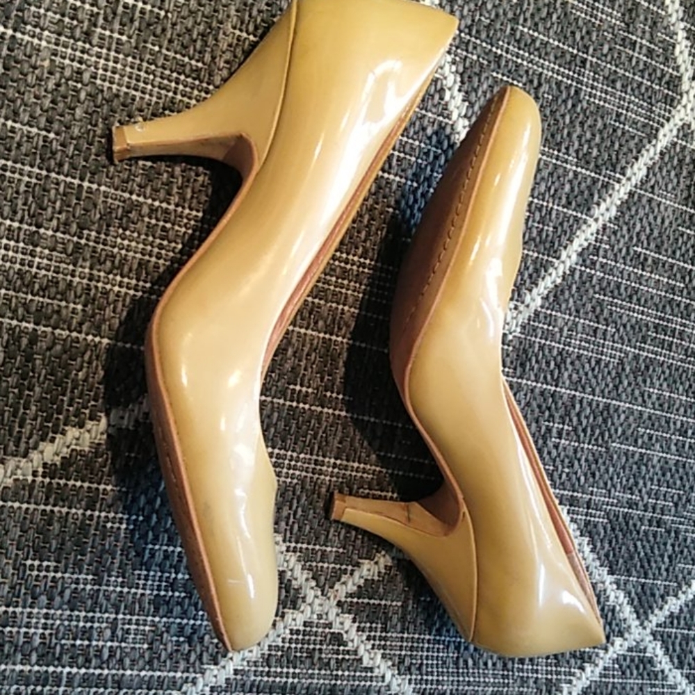 Vince Camuto Vickiy Blush Pantent Pumps - Picture 3 of 9